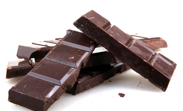 Chocolate não é responsável pelo surgimento de acne; entenda