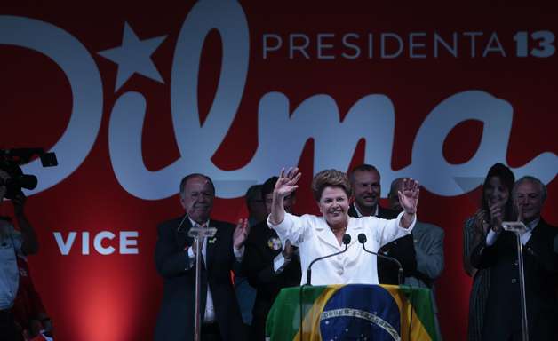 Após vitória apertada, Dilma pede união e promete diálogo
