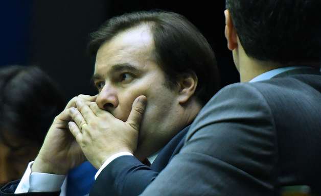 "Ainda não bloqueei o Guedes no WhatsApp", diz Rodrigo Maia