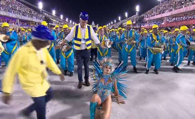 "Nada vai me deixar cair", diz Lexa após tombo na Sapucaí