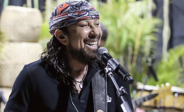 Bell Marques faz live direto do Farol de Salvador