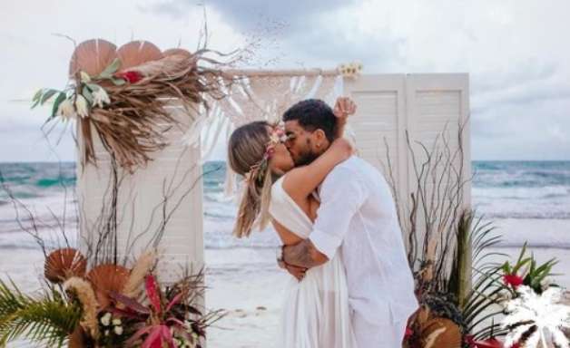 Fotos revelam alegria de MC Kevin ao casar em praia mexicana