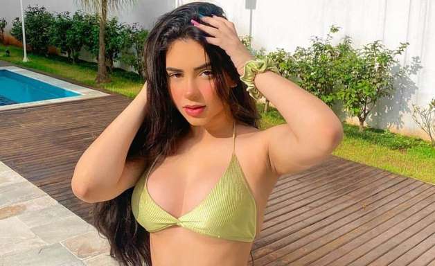 Tainá Costa posa de costas com look vermelho e clima esquenta na web