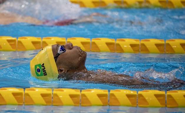 Paralímpiadas: Gabriel Araújo é ouro nos 200m livre classe S2 da natação; Carol Santiago faz história