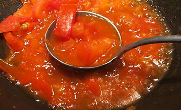 Espaguete no molho com um tomate. Isso mesmo!