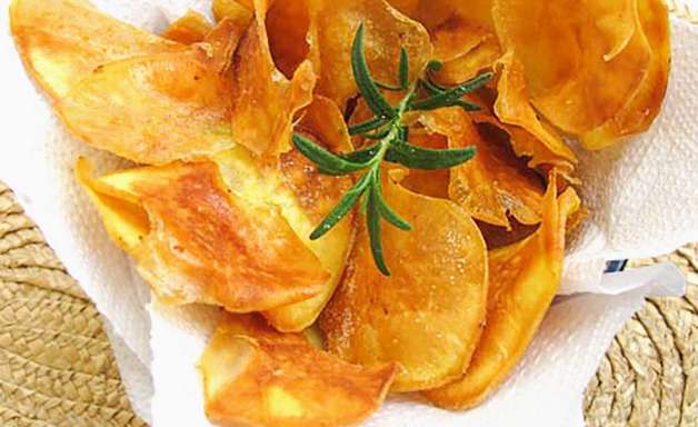 Chips de batatas-doces fritas bem crocantes