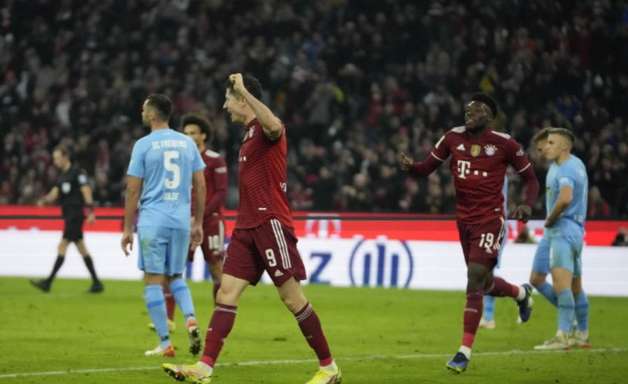 Lewandowski marca, Bayern vence e segue na liderança