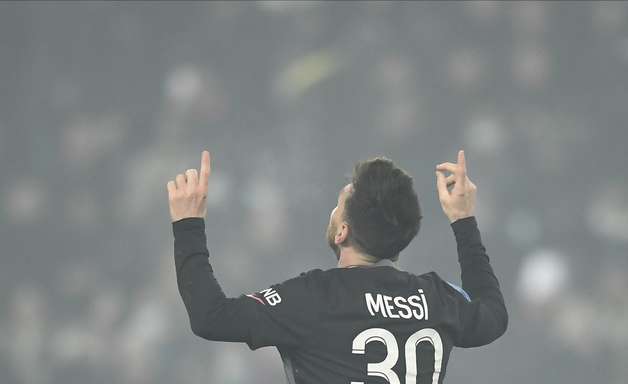 Messi e Mbappé marcam, e PSG vence na volta de Neymar