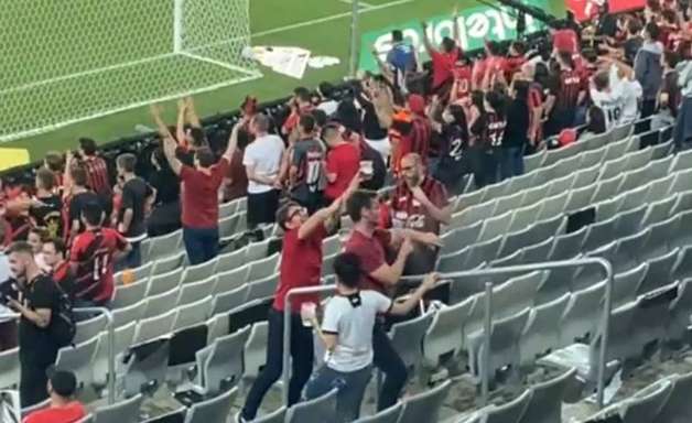 Torcedores do Athletico-PR são flagrados fazendo gestos racistas na final da Copa do Brasil