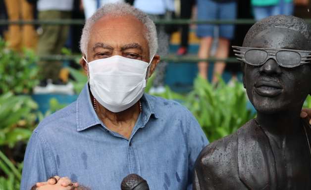 Gilberto Gil participa da inauguração da estátua de Itamar Assumpção em São Paulo