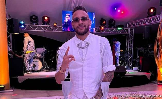 Namorando, Neymar foge das polêmicas em festa discreta