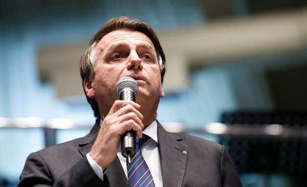 Bolsonaro acusa Barroso e Moraes de quererem eleger Lula