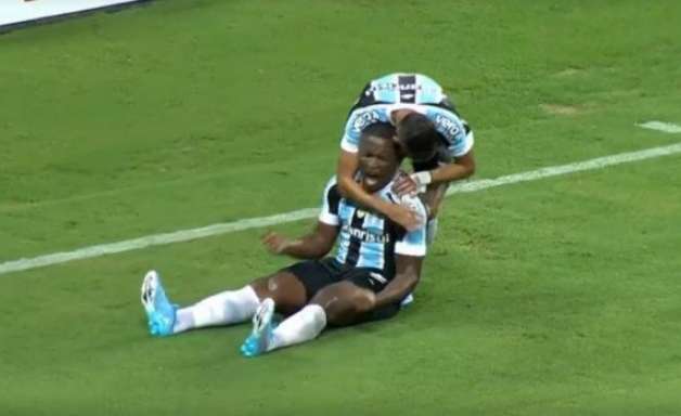 Em noite inspirada de Elias, Grêmio bate o Caxias em estreia