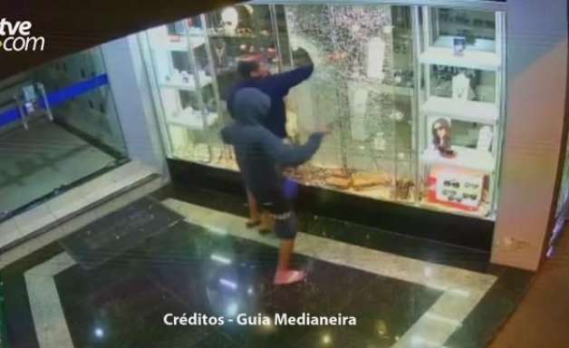 Veja momento em que criminosos quebram vidro de joalheria e furtam objetos em São Miguel do Iguaçu