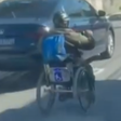 Cadeirante é flagrado trafegando por avenida e ultrapassando carros