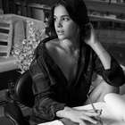 Bruna posa com look despojado e sem sutiã para ensaio