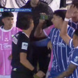Árbitro desmarca pênalti após jogadores mostrarem lance em celular