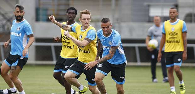 Grêmio poupa Geromel em último treino antes do 1º jogo