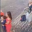Polícia localiza mulher que sumiu com filho após ser filmada tirando-o das mãos da avó