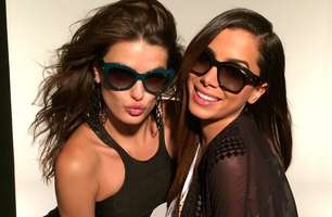 Só no 'carão': Anitta faz pose ao lado de Isabelli Fontana