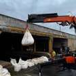 Porto Alegre fecha comportas do sistema antienchente com sacos de areia