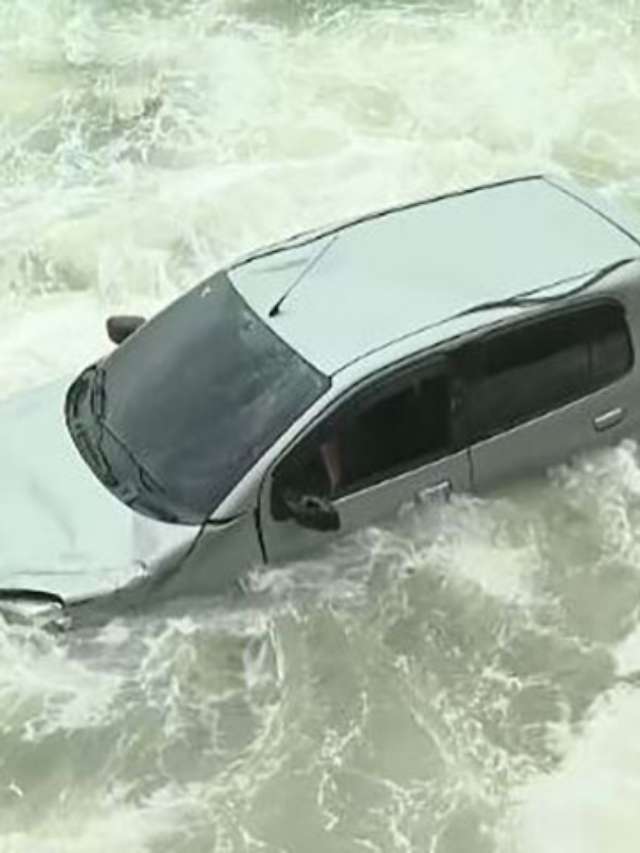 Motorista perde controle e carro cai no mar em Niterói