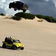 Carro 'voa' por cima de buggy e passageiros em duna no Ceará