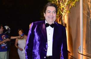 Faustão exagera com paletó brilhante de gosto duvidoso