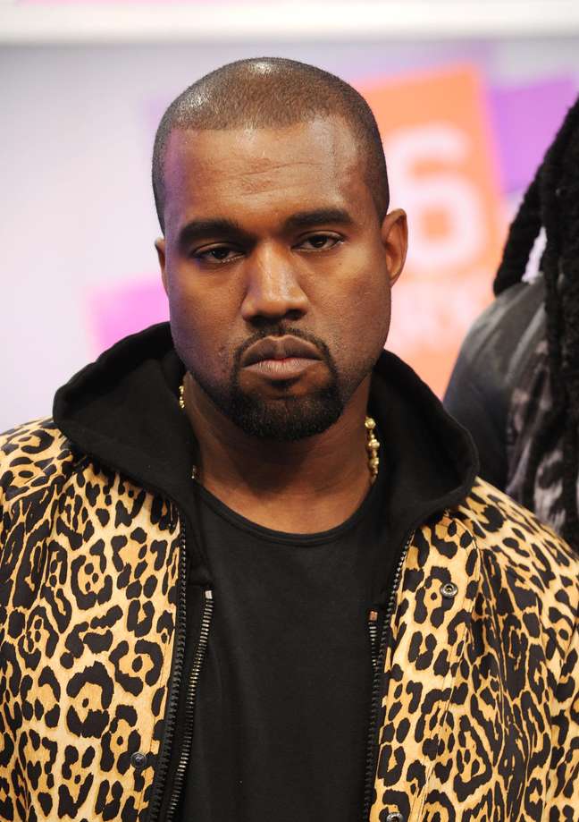 tenis desenhado por kanye west