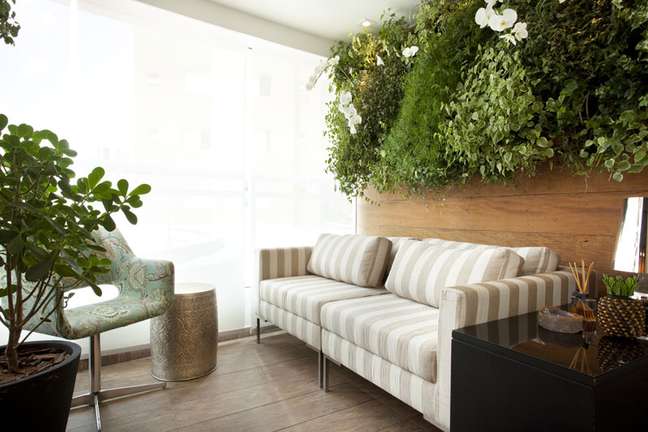 Na varanda desenvolvida pela arquiteta Beatriz Quinelato, o espaço economizado pelas plantas foi aproveitado pelo sofá. Informações: (11) 2361-9198