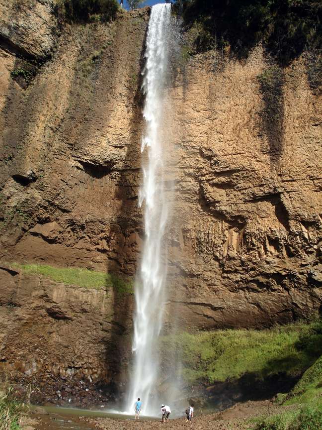 A queda da Cachoeira do Saltão é de 75 m - altura de um prédio de 25 andares