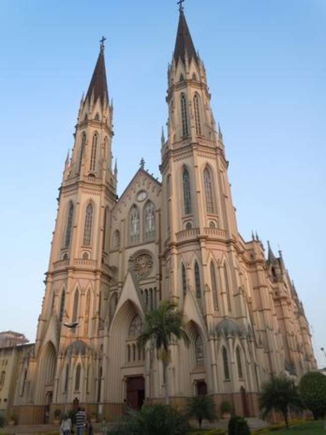 Catedral de São João Batista é a maior em estilo gótico da América do Sul, com 80 m de profundidade e 40 m de largura