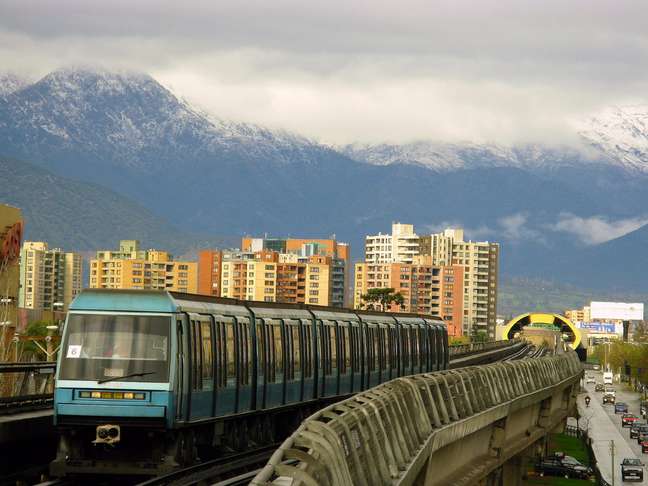 A maneira mais fácil de chegar à maioria dos pontos turísticos em Santiago é usando o metrô, o segundo maior da América Latina, com 103 km de extensão. É bem verdade que alguns trens são antigos, mas funcionam bem e facilitam muito a locomoção pela cidade
