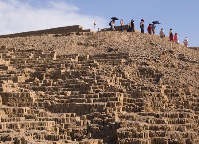 Na própria cidade de Lima existem sítios arqueológicos que guardam vestígios das civilizações que habitaram a região antes da colonização espanhola e até dos incas. Localizado no atual bairro de Mitraflores,  a pirâmide de Huaca Pucllana (acima) foi utilizada como centro cerimonial por diferentes povos entre 200-700 d.C.