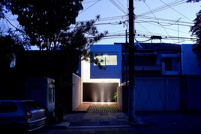 Com uma fachada de apenas 4 m de largura, a casa de Clara Reynaldo e Lourenço Gimenes se destaca pelo recuo sem muros