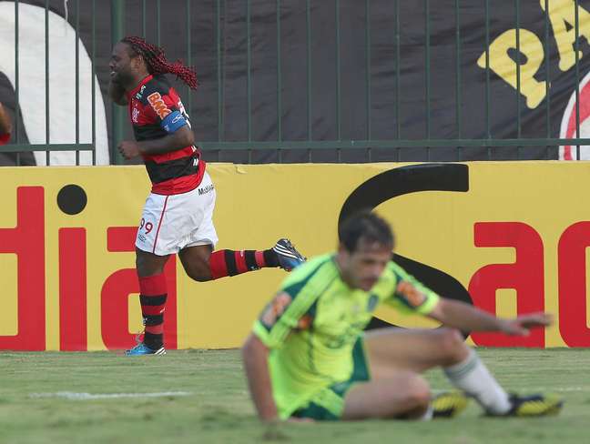 Palmeiras sofre gol de Love, empata com Fla e cai para Série B
