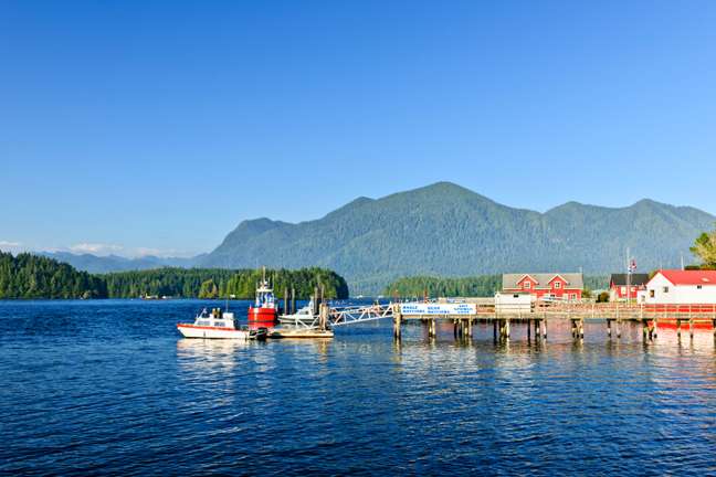 <strong>Paddling em Tofino, British Columbia, Canadá:</strong> Tofino, no Canadá, é um dos melhores lugares do mundo. Um dia perfeito por lá se dá nas águas calmas, ideais para pesca