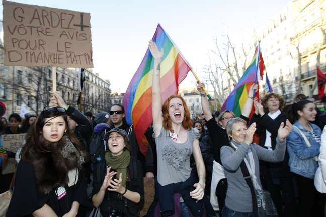 Passeata pela legalização do casamento gay e a favor da adoção de crianças por casais homossexuais ocorreu em Marselha