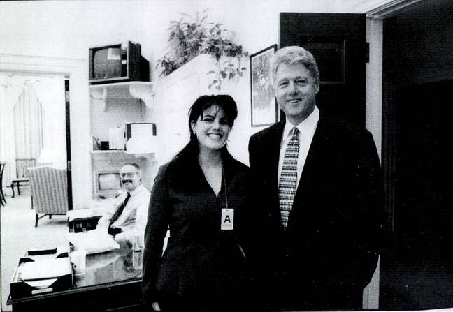 Uma das poucas fotos que mostra o ex-presidente Clinton e a então estagiária Monica Lewinsky durante o expediente na Casa Branca: essa imagem fez parte do inquérito que pedia o impeachment do presidente