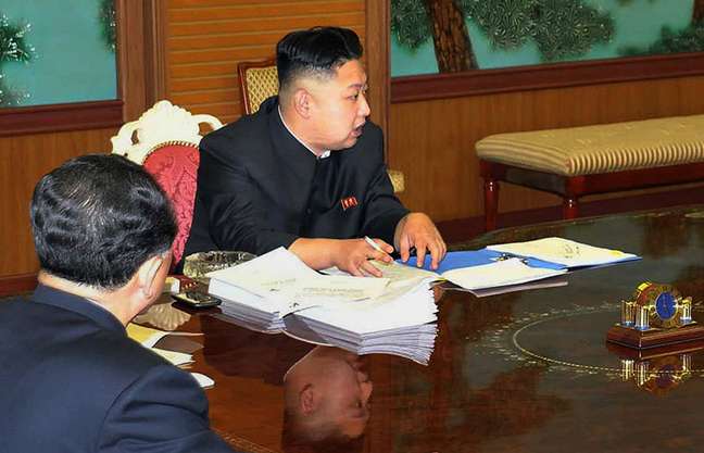 <p>Em 2013, Kim Jong-Un apareceu com um smartphone sobre a mesa e gerou especulações sobre a marca do aparelho ser a Samsung - proibida no país</p>