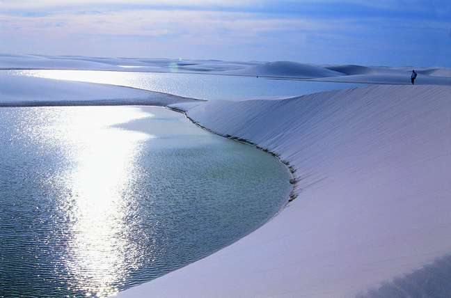 <p><strong>Lençóis Maranhenses, MA: </strong>a 250 km de São Luis, o Parque Nacional dos Lençóis Maranhenses encanta com suas paisagens estonteantes. Nos seus 270 km² de superfície, o parque tem dunas de areia onde se formam numerosas lagoas de água doce, em incríveis espaços para mergulhar e se refrescar</p>