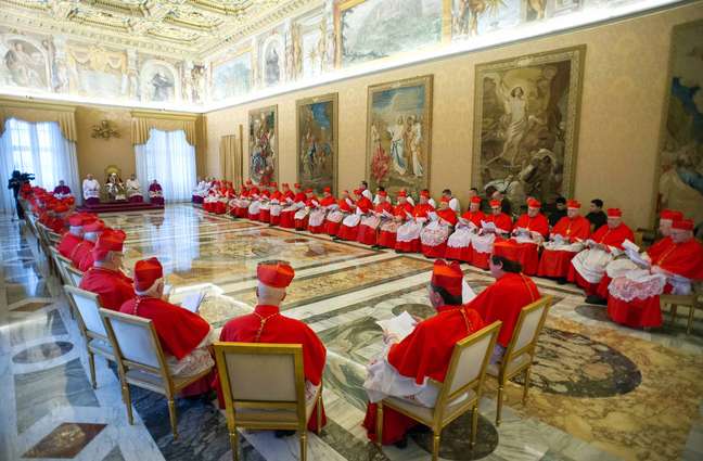 Foto divulgada pelo L'Osservatore Romano exibe Bento XVI (em seu trono à esquerda) durante encontro com cardeais na manhã desta segunda-feira