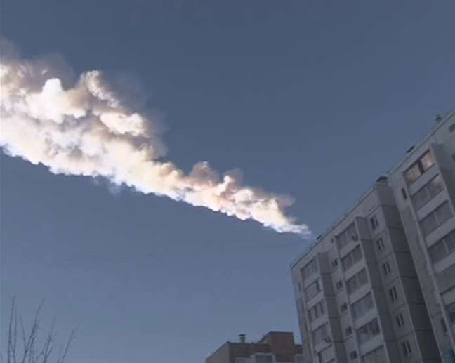 <p>Mais de 500 pessoas ficaram feridas com a queda do meteorito, que rompeu a atmosfera terrestre provocando uma forte pressão</p>