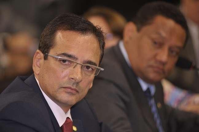 <p>Deputado Protógenes Queiroz afirma ter provas de que atentado matou Eduardo Campos</p>