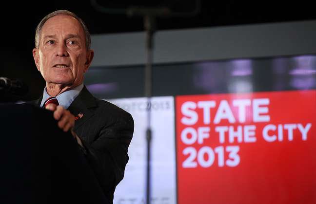 Bloomberg discursa durante o Estado de Nova York, no Barclays Center, no dia 14 de fevereiro