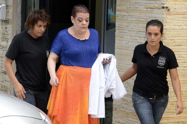  Médica chefe da UTI do hospital Evangélico, Virgínia Helena Soares de Souza, sendo conduzida por policiais 