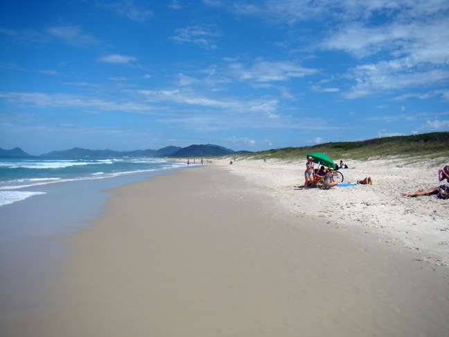 <p>A Praia da Joaquina recebe surfistas, esportistas, jovens e famílias</p>