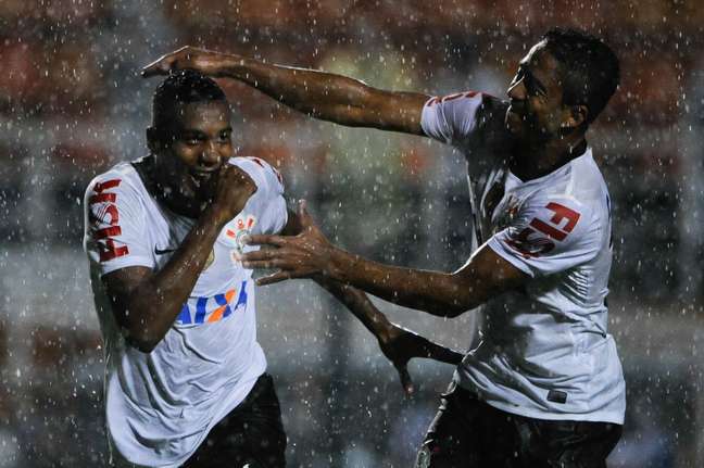 Edenílson comemora o gol que abriu o placar da vitória do Corinthians