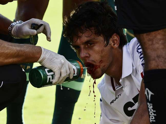 Rodrigo Caio levou a pior em disputa de bola com Charles e ficou com um sangramento na boca