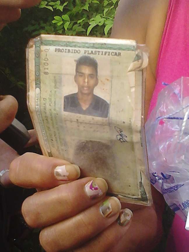 <p>Mãe mostra carteira de identidade de David Santos Souza, ciclista de 21 anos que perdeu o braço</p>